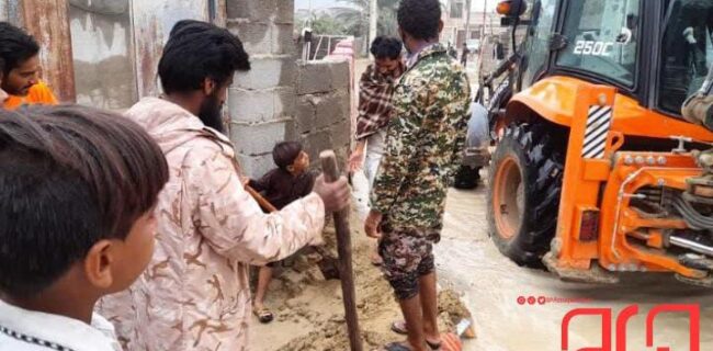 معاون هماهنگ کننده سپاه شهرستان چابهار خبر داد:خدمات رسانی ۲۴ گروه جهادی سپاه به ۵۰۰ خانواده آسیب دیده از بارندگی انجام شد.
