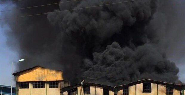 آتش‌سوزی در شهرک صنعتی علویجه/اطفای حریق ادامه دارد