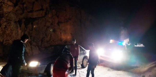 امداد رسانی به مسافرین گرفتار شده در برف